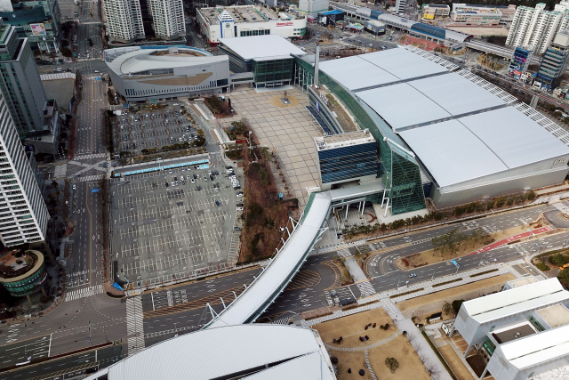 휴일인 1일 오후 코로나19의 여파로 시민들이 외출을 자제하면서 부산 벡스코의 야외주차장이 텅 비어 있다. 벡스코와 시립미술관, 백화점 등 쇼핑몰이 밀집해 평소 휴일 복잡하던 벡스코 주위의 도로도 한산한 모습을 보이고 있다. 정종회 기자 jjh@