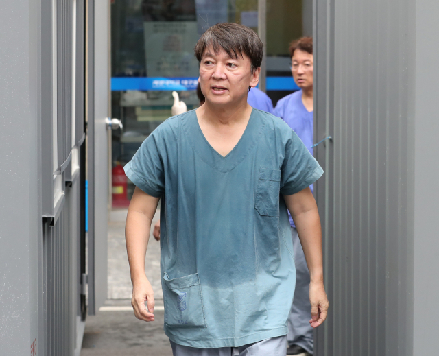안철수 국민의당 대표가 1일 오후 대구시 중구 계명대학교 대구동산병원에서 신종코로나바이러스 감염증(코로나19) 확진자 관련 진료를 마친 뒤 비상대책본부 건물로 돌아가고 있다. 연합뉴스
