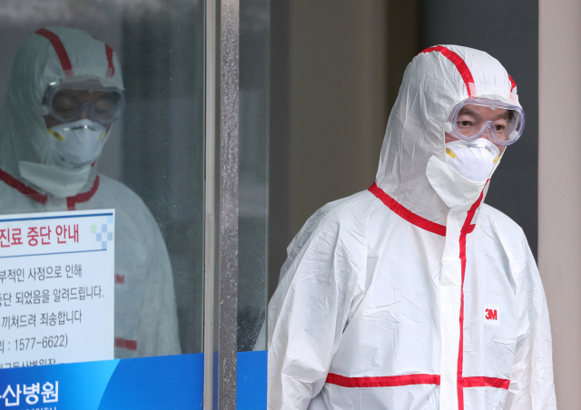 방호복을 입은 국민의당 안철수 대표가 1일 오후 대구시 중구 계명대학교 대구동산병원에서 신종코로나바이러스 감염증(코로나19) 확진자 관련 진료를 마친 뒤 병동을 나서고 있다. 연합뉴스