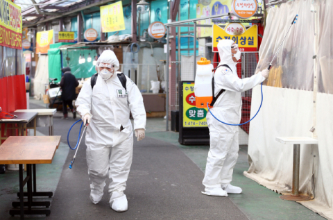 대구에서 신종 코로나바이러스 감염증(코로나19) 확진자가 늘어나는 가운데 2일 오전 육군 50사단 장병들이 대구시 남구 신봉덕시장에서 방역 작전을 펼치고 있다. 연합뉴스