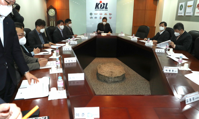 2일 서울 KBL센터에서 열린 한국농구연맹(KBL) 긴급 이사회에서 프로농구 정규리그를 4주 중단 후 재개하기로 했다. 연합뉴스