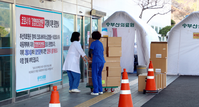 지난 2일 오후 코로나19 감염병전담병원인 부산의료원에서 의료진이 발열환자와 의료진을 위한 마스크를 건물 내로 옮기고 있다. 정종회 기자 jjh@