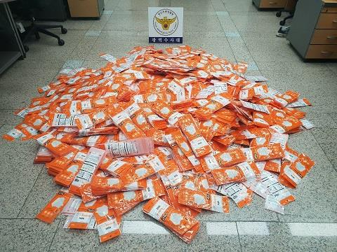 온라인을 중심으로 유통되고 있는 한지리필 마스크 대부분이 정부 인증을 받은 기능성으로 광고되며 판매되고 있지만 사실이 아닌 것으로 확인됐다. 사진은 압수된 마스크. 연합뉴스