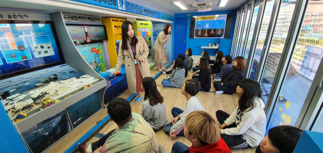 2019년도 해양환경이동교실 교육 운영 장면. 해양환경공단(KOEM) 소속 해양환경교육원 제공