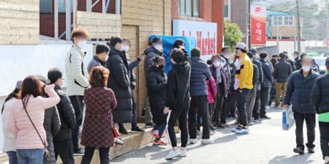지난 2일 오전 부산 기장군 정관읍 부산정관우체국에서 시민들이 마스크를 구입하기 위해 길게 줄을 서고 있다. 김경현 기자 view@