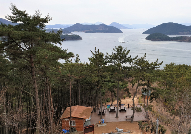 거제 맹종죽테마파크 정상전망대에서 내려다본 거제 앞바다와 섬들.