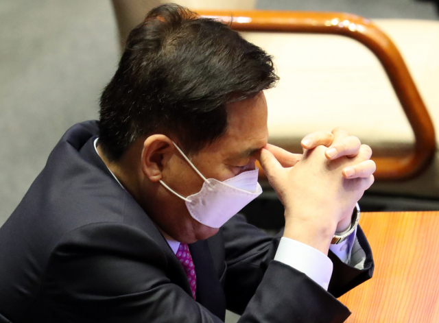 미래통합당 심재철 원내대표가 4일 오후 국회 임시회 본회의에서 열린 대정부질문에 참석, 생각에 잠겨 있다. 연합뉴스