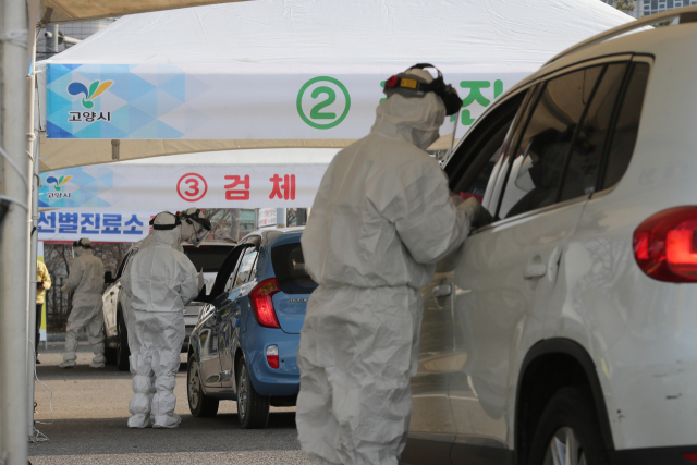 4일 경기도 고양시의 자동차 이동형(Drive Thru) 선별진료소에서 차량이 신종 코로나바이러스 감염증(코로나19) 검진을 위해 줄지어 이동하고 있다. 연합뉴스