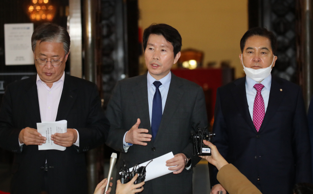 더불어민주당 이인영 원내대표와 미래통합당 심재철 원내대표, 민주통합의원모임 유성엽 원내대표 등이 4일 국회 본청 로텐더홀에서 선거구획정안 관련 공동기자회견을 하고 있다. 연합뉴스