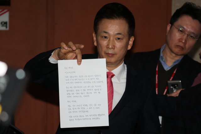 박근혜 전 대통령 변호인인 유영하 변호사가 4일 오후 국회 정론관 앞에서 박 전 대통령의 자필 편지를 공개하고 있다. 김종호 기자 kimjh@