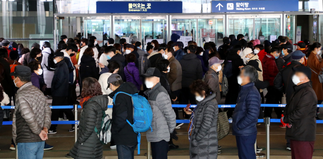 식품의약품안전처가 최근 마스크 사용지침을 새로 발표하면서 국민들은 ‘마스크 대란’에 이어 ‘마스크 혼란’까지 겪게 됐다. 지난 3일 오후 부산역에 마련된 마스크 공적판매장에서 마스크를 사려는 시민들이 줄지어 서 있다. 정종회 기자 jjh@