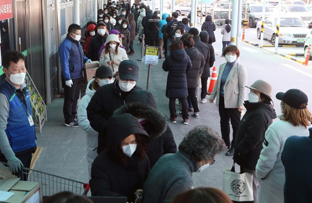 4일 오후 강원 강릉시 농협 하나로마트 앞에서 시민들이 마스크를 사기 위해 장사진을 이루고 있다. 연합뉴스