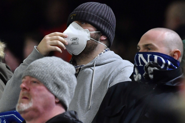 킹파워 스타디움에서 열린 레스터시티와 버밍엄 시티의 FA컵 경기에서 일부 관중들이 얼굴에 마스크를 쓰고 있다. AFP연합뉴스.