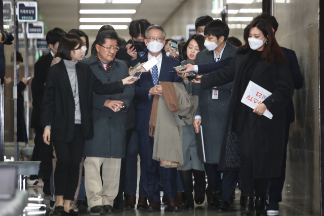 김형오 미래통합당 공천관리위원장이 5일 오전 국회에 마련된 공천관리위원회 회의실로 이동하며 취재진의 질문에 답하고 있다. 김종호 기자 kimjh@