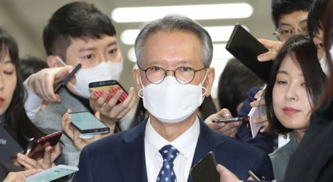 미래통합당 김형오 공천관리위원장이 5일 오전 국회에서 열린 공천관리위원회에 참석하며 기자들의 질문을 받고 있다. 연합뉴스