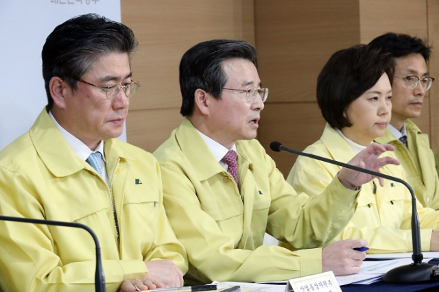 김용범 기획재정부 1차관(왼쪽 두 번째)이 5일 오전 정부서울청사에서 관계부처와 합동으로 마스크 수급 안정화 대책을 발표하고 있다. 연합뉴스