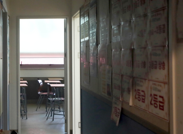 5일 부산 부산진구에 있는 쓰리제이에듀학원 내부 모습. 이 학원에서 신종 코로나바이러스 감염증(코로나19) 확진자가 잇따라 나오고 있다. 연합뉴스