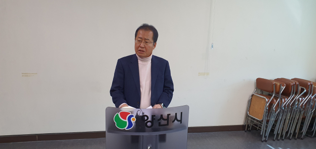 홍준표 전 대표가 5일 오후 양산시청 프레스센터에서 기자회견을 갖고 무소속 출마 막기 위해 기존 예비후보들 포함한 경선 바람직하다고 주장했다. 김태권 기자