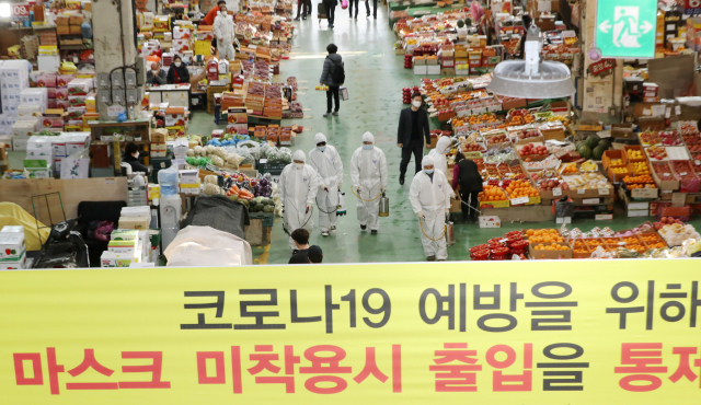 코로나19가 확산 중인 5일 오후 부산 해운대구 반여농산물도매시장에서 시장관리사업소 관계자들이 방역을 하고 있다. 부산시는 코로나19 상황 종료 때까지 매주 목요일 엄궁·반여농산물도매시장 내·외곽에 대한 방역을 실시한다. 김경현 기자 view@