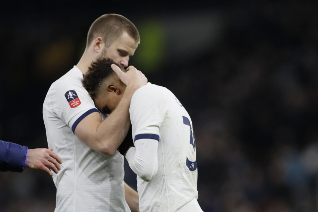 토트넘이 5일(한국시간) 열린 노리치시티와 FA컵 16강전에서 승부차기로 패한 뒤 에릭 다이어(왼쪽)가 팀 동료를 위로하고 있다. AP연합뉴스