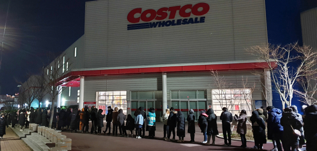 5일 오전 0시 30분께 부산 수영구 코스트코 부산점 앞에서 시민들이 ‘마스크 구매 번호표’를 받기 위해 줄을 선 모습. 독자 제공