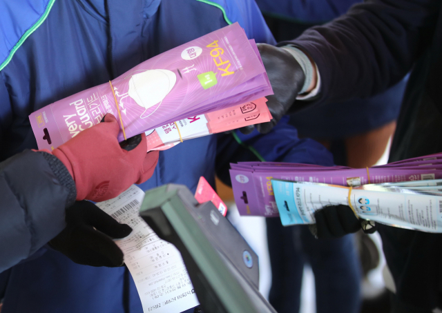 5일 오후 서울 도봉구 하나로마트 창동점에서 시민들이 마스크를 구입하고 있다. 연합뉴스