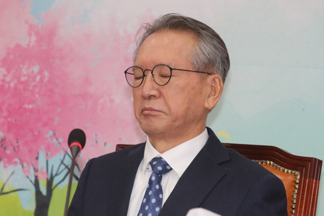 김형오 미래통합당 공천관리위원장이 5일 국회에 마련된 공천관리위원회 회의실에서 제21대 국회의원 공천심사 결과를 발표하기 전 생각에 잠겨 있다. 김종호 기자 kimjh@