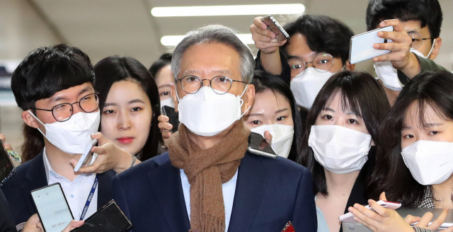 미래통합당 김형오 공천관리위원장이 6일 오전 서울 여의도 국회에서 열린 공천관리위원회에 참석하며 기자 질문을 받고 있다. 연합뉴스