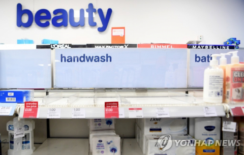 런던의 한 가게에 비치된 손 세정제가 모두 판매된 모습. EPA연합뉴스