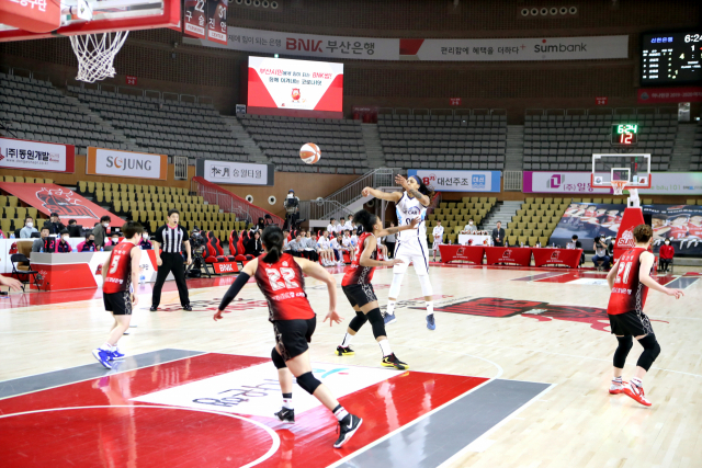 지난 6일 부산BNK와 인천 신한은행이 무관중 경기를 펼치고 있다. 연합뉴스