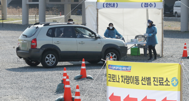 신속하고 안전한 코로나19 감염 검사를 위한 차량 이동 선별진료소가 부산지역에선 처음으로 북구 화명운동장에 설치됐다. 지난 6일 화명운동장 내 차량 이동 선별진료소에서 코로나19 의심환자 검사가 진행되고 있다. 정대현 기자 jhyun@
