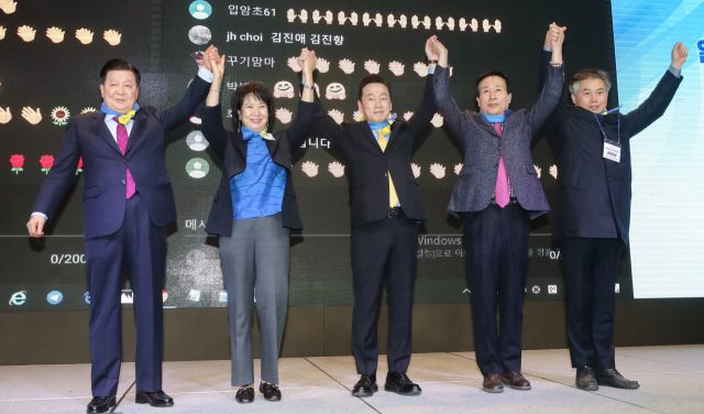 오는 4·15 총선에서 비례대표 당선자 배출을 목표로 하는 민주당계 위성정당 ‘열린민주당’이 8일 서울 여의도 글래드호텔에서 중앙당 창당대회를 열고 공식 출범했다. 왼쪽부터 이근식 당대표, 손혜원, 정봉주, 박홍률, 김대성 최고위원이 손을 들어보이고 있다. 김종호 기자 kimjh@