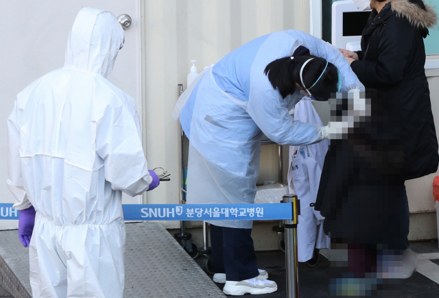 10일 오전 경기도 성남시 분당서울대병원 선별진료소에서 의료진이 응급실을 찾은 환자들의 체온을 측정하고 있다. 연합뉴스