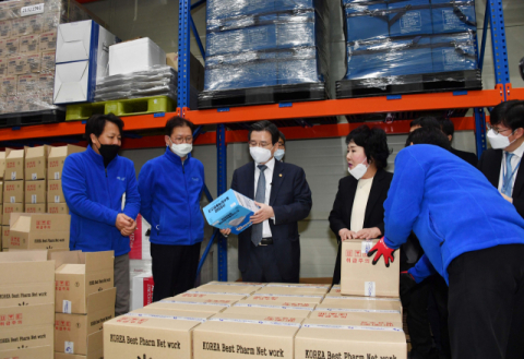 김용범 기획재정부 차관이 3일 마스크 공적판매 관련 인천광역시 계양구소재 ㈜지오영을 방문해 관계자로부터 물류센터 상황 설명을 듣고 있다. 연합뉴스