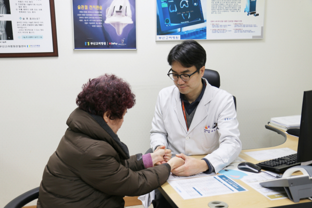 부산고려병원 김주용 진료과장이 손목 통증 환자를 진료하고 있다. 부산고려병원 제공