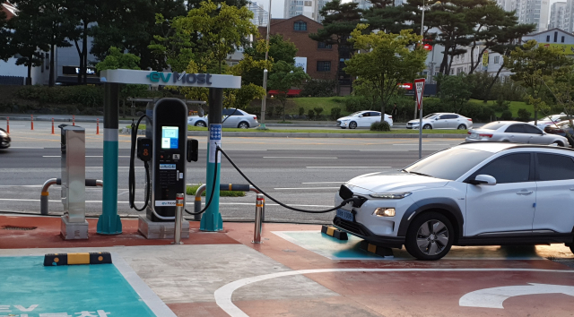 대전 SK세종 셀프주유소에서 「2019년 전기차 충전서비스산업육성 사업」으로 설치비용이 지원된 급속충전기로 전기차 충전을 하고 있다. 에너지공단 제공