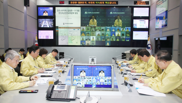 홍남기 부총리 겸 기획재정부 장관(오른쪽) 등이 9일 오전 정부서울청사 중앙재난안전상황실 서울상황센터에서 대구시청과 영상으로 연결해 열린 신종 코로나바이러스 감염증(코로나19) 대응 중대본회의에 참석해 정세균 국무총리의 발언을 듣고 있다. 연합뉴스