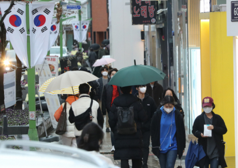 10일 오후 부산 중구 광복동 거리를 마스크를 쓴 시민들이 다니고 있다. 정대현 기자 jhyun@