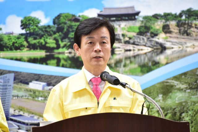 조규일 진주시장이 11일 오후 지역 내 코로나19 확진자 관련 브리핑을 하고 있다. 진주시 제공