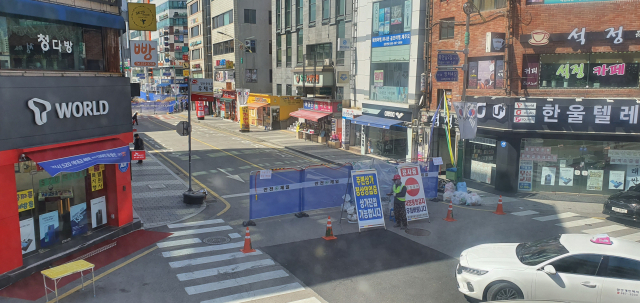 양산시 등이 지난 2월 28일 침하된 중부동 주상복합아파트 인근 삼일로 도로 복구 공사를 하면서 주변 7곳의 이면도로 등을 통제하고 있다. 김태권 기자