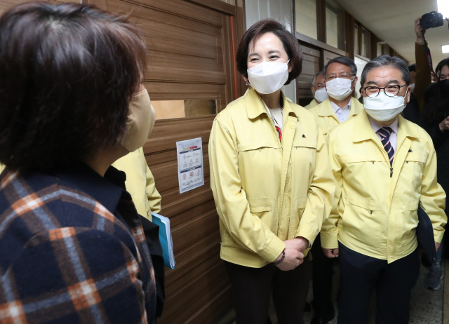 유은혜 부총리 겸 교육부 장관이 12일 오전 경기도 수원시 매탄초등학교를 방문해 급식 조리실 앞에서 관계자와 이야기를 나누고 있다. 연합뉴스