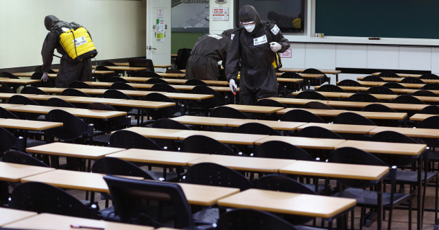 휴일이었던 15일 오후 201 특공여단 장병들이 대구 중구 동성로의 한 공무원 학원에서 코로나19 확산방지를 위한 방역을 하고 있다. 연합뉴스