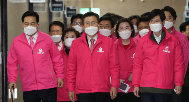 미래통합당 황교안 대표와 지도부가 16일 당 최고위원회의로 향하는 모습. 연합뉴스