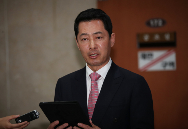 미래통합당 최고위원회가 공천관리위원회의 서울 강남을 후보 공천을 취소 의결한 것에 대해 당사자인 최홍 전 ING자산운용 대표가 16일 국회에서 불복 기자회견을 하고 있다. 연합뉴스