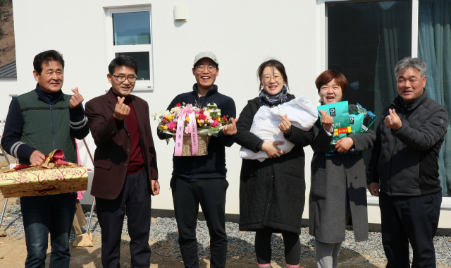 산청읍행정복지센터(읍장 김진환)와 산청읍체육회(회장 원봉수)가 17일 아이를 출산한 큰들산청마당극마을의 이인근, 최샛별 씨 집 찾아 축하 화환과 쌀, 미역 등 출산 기념품을 전달하고 축하했다. 산청군 제공