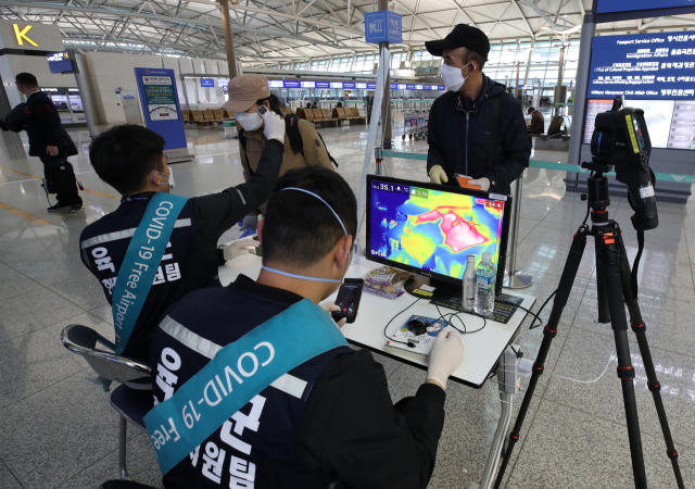 공항·항만 군병력 추가 투입… 17일 오전 인천국제공항 1터미널 2단계 발열체크 현장에서 육군 현장지원팀이 출국자들의 체온을 측정하고 있다. 국방부는 공항과 항만 등에 필요한 추가 인력을 투입하는 방안에 대해 검토하고 있다. 연합뉴스