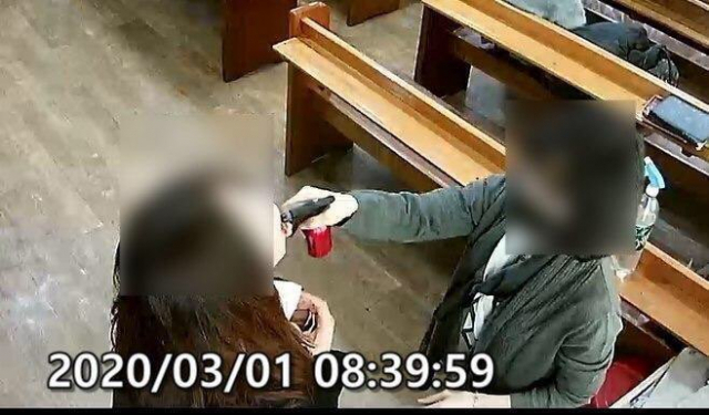 신종 코로나바이러스(코로나19) 대규모 확진 사태가 발생한 경기도 성남시 은혜의 강 교회에서 예배에 참석한 사람들을 소독한다며 입에 일일이 분무기로 소금물을 뿌린 것이 감염 확산의 주요 원인이라는 지적이 나왔다. 사진은 예배에 참석한 사람들 입에 분무기로 소금물을 뿌리는 장면. 연합뉴스