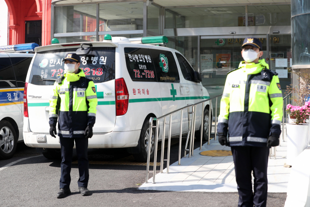 18일 오전 신종 코로나바이러스 감염증(코로나19) 확진자가 다수 나온 것으로 알려진 대구시 서구의 한 요양병원 출입구가 통제되고 있다. 연합뉴스.
