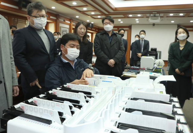 17일 경기도 과천 중앙선관위에서 열린 제21대 국회의원선거 보안자문위원 회의에서 선관위 직원들이 투표지 분류기를 이용한 개표 시연을 하고 있다. 연합뉴스