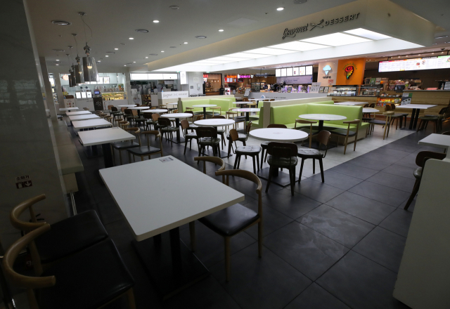 17일 오전 인천국제공항 1터미널 식당가의 좌석이 텅비어 있다. 연합뉴스